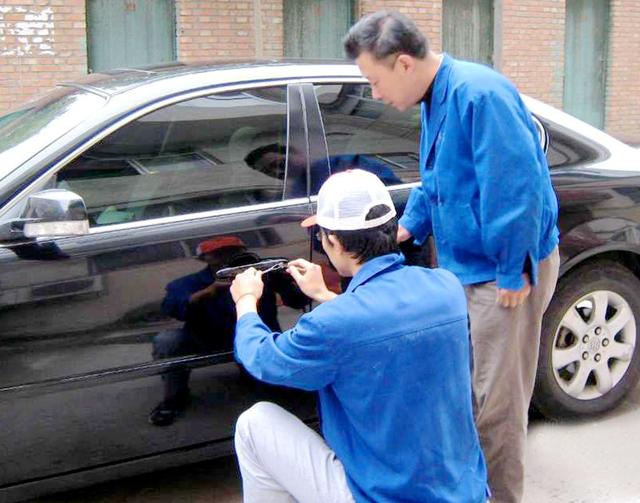 鼓楼汽车钥匙丢在车里面怎么办?